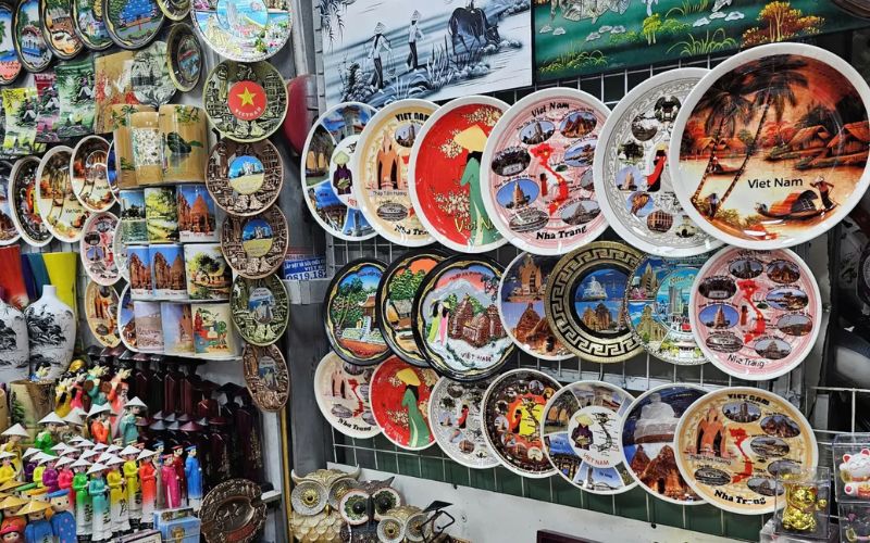Mua quà lưu niệm cho gia đình, bạn bè