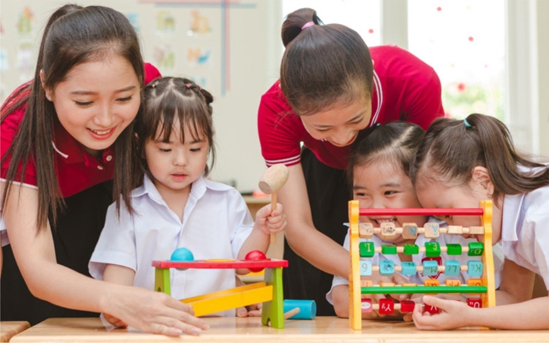 Phụ huynh nên cho con học trường mầm non công hay tư